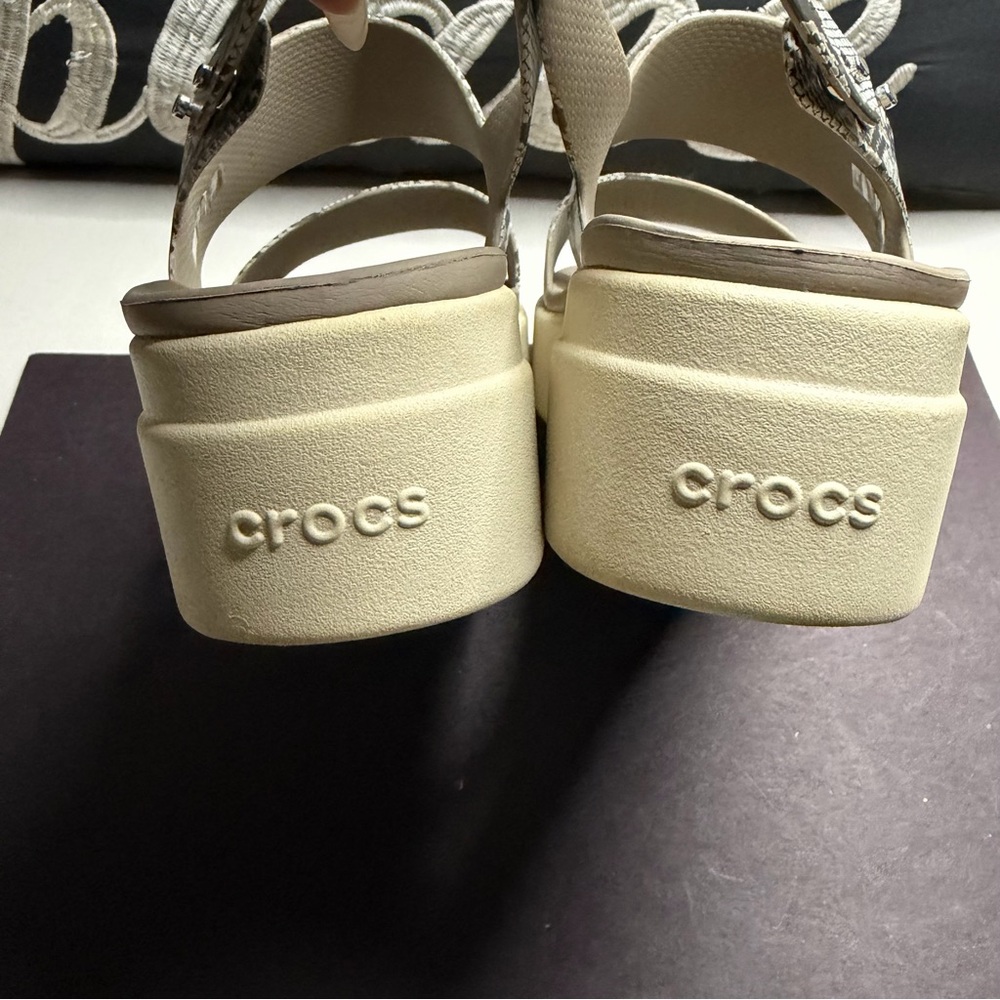 CROCS Brooklyn LowWedge - Picture 2 of 6